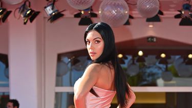 Georgina Rodríguez posa en la alfombra roja de la edición 77 del Festival de Cine de Venecia.
