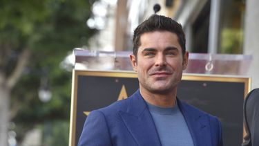 Zac Efron asiste a una ceremonia en su honor con una estrella en el Paseo de la Fama de Hollywood el lunes 11 de diciembre de 2023 en Los Ángeles.