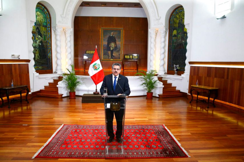 En esta foto de archivo del 15 de noviembre de 2020, publicada por el Palacio Presidencial de Perú, el presidente interino de Perú, Manuel Merino, anuncia su renuncia a través de un discurso televisado desde el Palacio Presidencial en Lima, Perú.