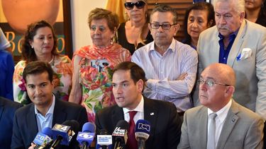 Los congresitas republicanos Carlos Curbelo (izq) y Marco Rubio, en compañía de activista del Centro Democrático del expresidente Alvaro Uribe, &nbsp;durante la rueda de prensa celebrada en el restaurante Mondongos en Doral