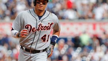 V-Mart está muy lejos del líder en ese departamento entre los criollos: Omar Vizquel (2.877).