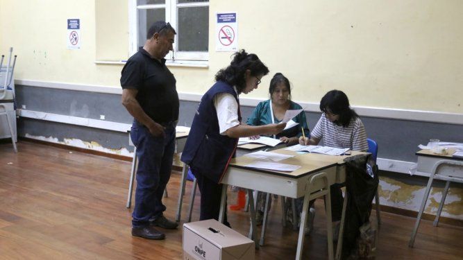 &nbsp;Jurados de votación realizan el conteo de votos este domingo, en el colegio Nuestra Señora de Guadalupe en Lima, Perú.