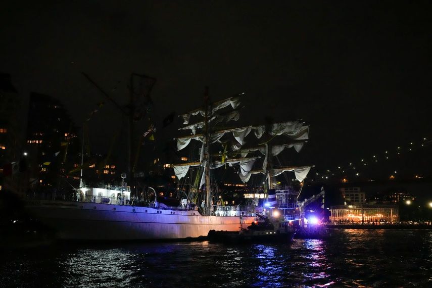 El alcalde de Nueva York, Eric Adams, dijo que el l buque de vela Cuauhtémoc de la Armada de México perdió potencia y se estrelló contra el puente de Brooklyn.