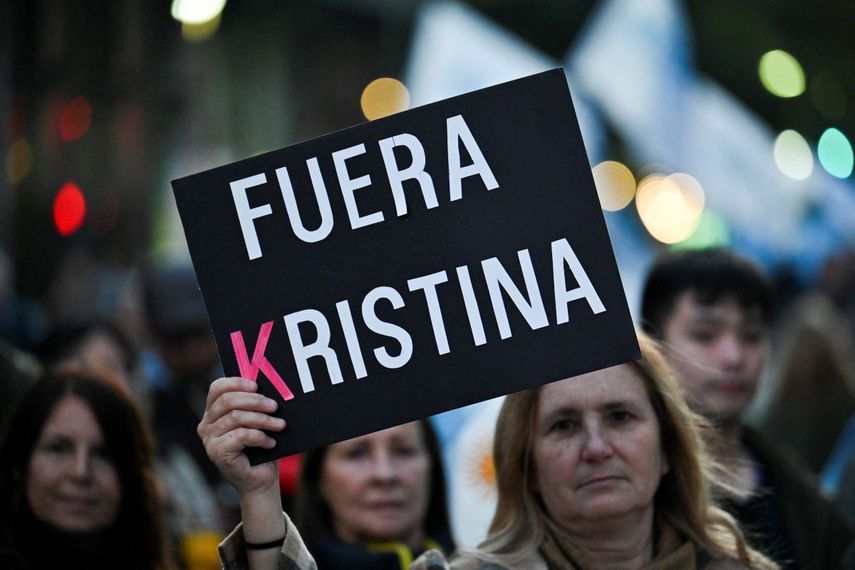 Opositores al gobierno del presidente de Argentina, Alberto Fernández, realizan una protesta frente al palacio presidencial de la Casa Rosada en Buenos Aires, el 9 de julio de 2022. Una crisis política en Argentina devastada por la inflación que fue provocada por la renuncia del ministro de Economía ha asustado a los mercados y generado temores que resultan en compras de pánico y aumentos apresurados de precios, a medida que el tipo de cambio informal se dispara.