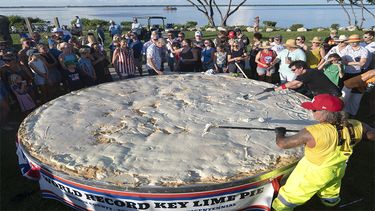gigantesco pastel de limón para celebran el bicentenario del Condado Monroe.