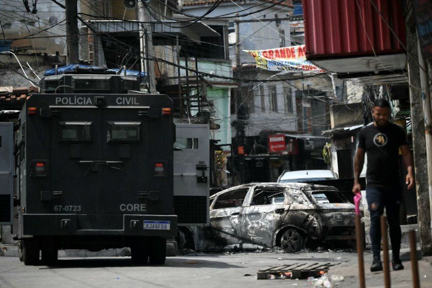 Un residente local pasa junto a un coche incendiado utilizado como barricada por los delincuentes en la Operación Contención en la favela Vila Cruzeiro, en el complejo de Penha, en Río de Janeiro, Brasil, el 28 de octubre de 2025.