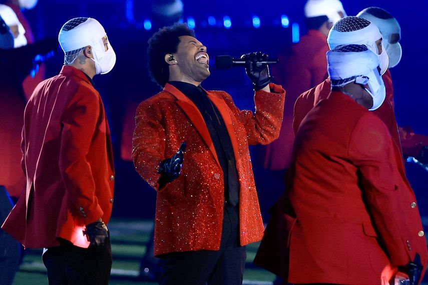 The Weeknd se presenta durante el espectáculo de medio tiempo del Pepsi Super Bowl LV en el estadio Raymond James el 7 de febrero de 2021 en Tampa, Florida.