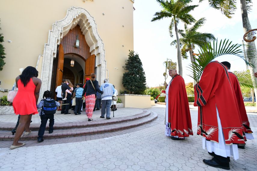 Feligreses y religiosos acuden a Cathedral St. Mary, en Miami.