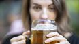 Imagen de una mujer consumiendo alcohol