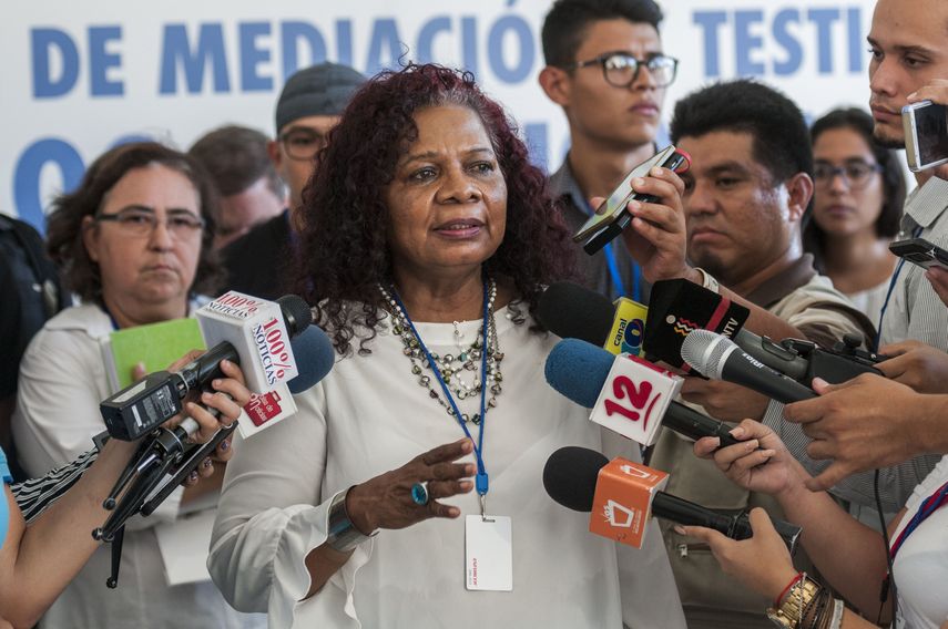 &nbsp;Representante de la Alianza Cívica, Daysi George (c), habla&nbsp; después de salir de la reunión de las distintas mesas de negociación del Dialogo Nacional en el seminario de nuestra señora de Fátima en Managua (Nicaragua).&nbsp;