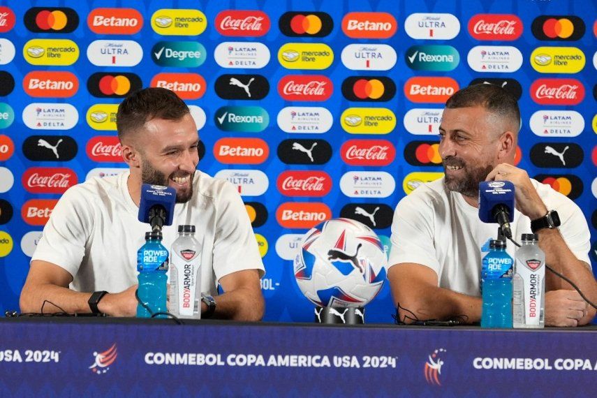 El zaguero Germán Pezzella (izquierda) y el entrenador asistente Walter Samuel, de la selección de Argentina, sonríen en una conferencia de prensa, el viernes 28 de junio de 2024, en Miami Gardens, Florida&nbsp;