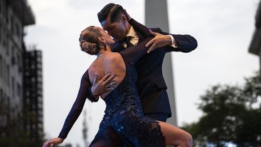 La pareja de Evgeniia Samoilova y Luis Squicciarini compiten en la categoría de escenario del Mundial de Tango en Buenos Aires, Argentina, el sábado 2 de septiembre de 2023.