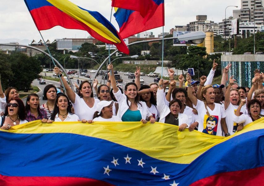 La movilización partió desde cuatro puntos de la capital venezolana y convergió en una importante autopista a donde llegaron Tintori y el resto sin inconvenientes