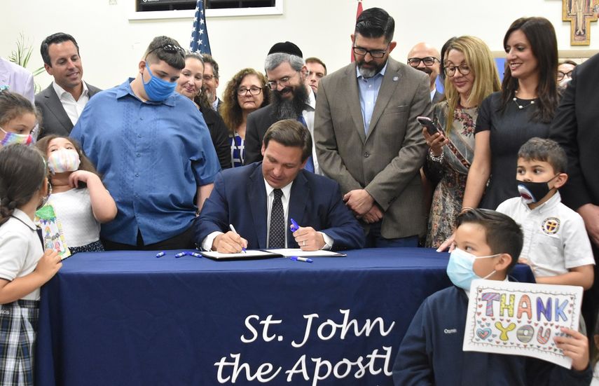 Firman ley de elección de escuelas en la Florida. (ARCHIVO)