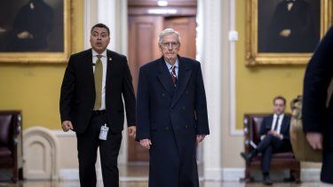 El líder de la minoría en el Senado, Mitch McConnell, republicano de Kentucky, a la derecha, camina mientras el Senado se acerca a una votación final sobre un paquete de gasto de emergencia que proporcionaría ayuda militar a Ucrania e Israel, repondría los sistemas armamentísticos estadounidenses y costearía comida, agua y otra ayuda humanitaria para civiles en Gaza, en el Capitolio, Washington, el lunes 12 de febrero de 2024.&nbsp;
