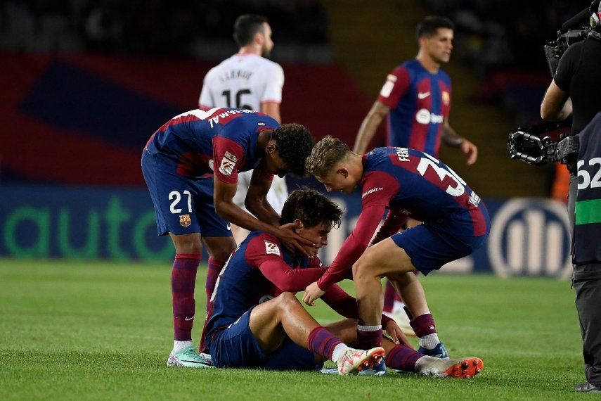 El delantero español de Barcelona, Marc Guiu (C), celebra con el también atacante Lamine Yamal (L) y el centrocampista Fermín López después de marcar el primer gol de su equipo durante el partido de fútbol de la liga española entre el FC Barcelona y el Athletic Club de Bilbao, en el Estadio Olimpic Lluis Companys, el 22 de octubre de 2023. &nbsp;