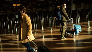 Viajeros con mascarillas caminan por el aeropuerto internacional de Zaventem, en Bruselas.