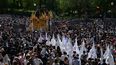 Penitentes de la hermandad de La Paz desfilan en la procesión del Domingo de Ramos en Sevilla el 29 de marzo de 2026. Penitentes de la hermandad de La Paz desfilan en la procesión del Domingo de Ramos en Sevilla el 29 de marzo de 2026.