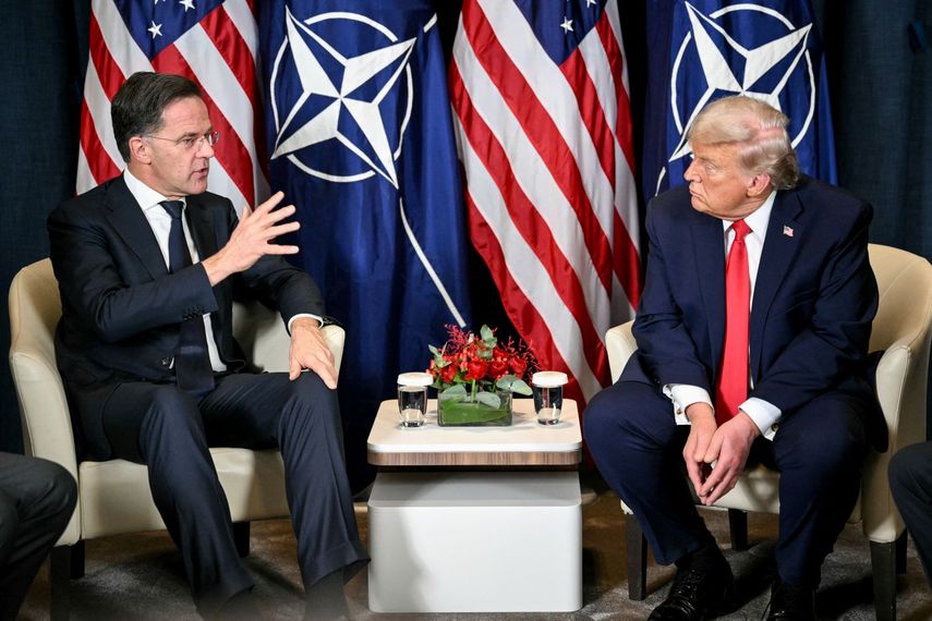 El presidente de Estados Unidos dialoga con el jefe de la OTAN&nbsp; Mark Rutte durante el Foro Económico Mundial de Davos, Suiza.