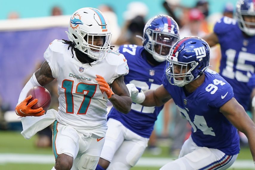 El linebacker Elerson Smith (94), de los Giants de Nueva York, va tras el wide receiver Jaylen Waddle, de los Dolphins de Miami, en duelo de NFL el domingo 5 de diciembre de 2021, en Miami Gardens, Florida.&nbsp;