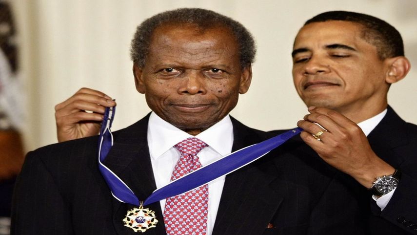 El presidente Barack Obama le entrega la Medalla Presidencial de la Libertad al actor Sidney Poitier durante una ceremonia en la Casa Blanca, el 12 de agosto de 2009 en Washington. La Universidad Estatal de Arizona develó el lunes 25 de enero del 2021 la Nueva Escuela de Cine Estadounidense Sidney Poitier.&nbsp;