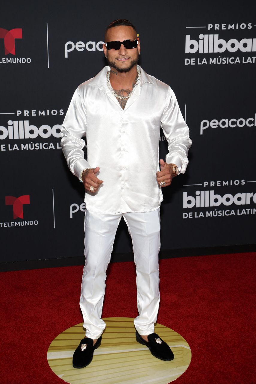 El artista musical El Canty posa en la alfombra roja de los Latin Billboard 2022 en el Watsco Center, Florida.