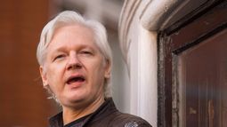 Assange, fundador del portal que difundió miles de cables diplomáticos, fue detenido por la policía británica en diciembre de 2010.