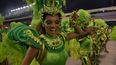 Un juerguista de la escuela de samba Mancha Verde actúa durante la primera noche de carnaval en el Sambódromo de Sao Paulo, Brasil, la madrugada del 10 de febrero de 2024.