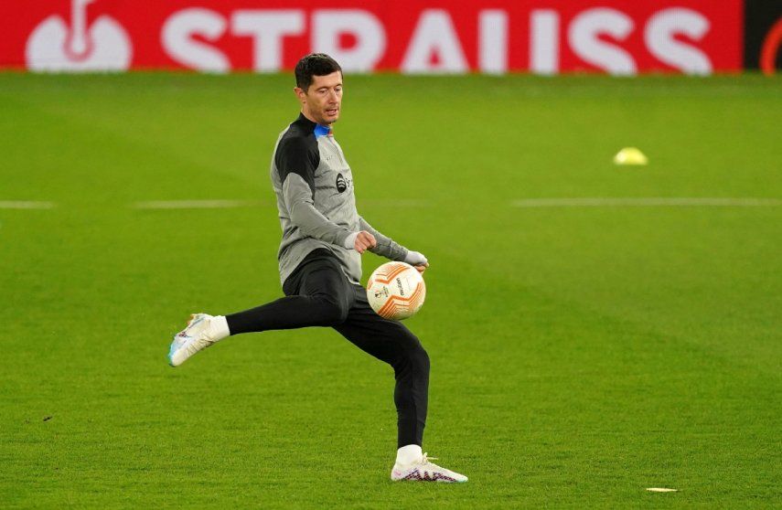 Robert Lewandowski del Barcelona participa en un entrenamiento en la víspera del partido contra el Manchester United por la Europa League, el miércoles 22 de febrero de 2023.