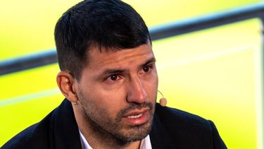 El delantero del Barcelona, Sergio Kun Agüero anuncia su retiro al no poder seguir jugando con problemas de salud