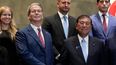 El secretario del Tesoro Scott Bessent estrecha la mano del primer ministro japonés, Shigeru Ishiba, antes de la reunión en Tokio.