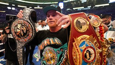 Canelo Álvarez celebra después de derrotar a Billy Joe Saunders en un combate unificado de boxeo por el campeonato mundial de peso súper mediano