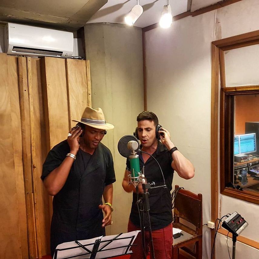 Los cantantes Descemer Bueno y Nassiry Lugo