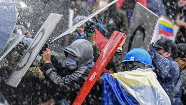 Manifestantes chocan con la policía antidisturbios durante una protesta contra el gobierno del presidente Iván Duque en la plaza Bolívar de Bogotá el 5 de mayo de 2021. Miles de personas regresaron a las calles de Colombia el miércoles en rechazo al gobierno de Iván Duque, quien ha cumplido una semana de presión con manifestaciones que se tornaron violentas en algunas ciudades y dejaron una veintena de muertos.