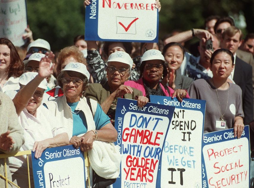 Una multitud se reúne para escuchar al vicepresidente estadounidense Al Gore hablar durante una manifestación de la Seguro Social con los demócratas del Congreso el 24 de septiembre de 1998 en el Capitolio de Washington, DC. Gore pidió a los republicanos que abandonen los esfuerzos por aprobar un proyecto de ley fiscal que gastaría el superávit presupuestario en lugar de utilizarlo para salvar el Seguro Social.&nbsp;