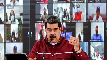 Foto de la hoja publicada por la Presidencia venezolana del presidente de Venezuela, Nicol&aacute;s Maduro, hablando durante una reuni&oacute;n con miembros del Partido Socialista Unido de Venezuela (PSUV) en Caracas, el 17 de septiembre de 2020.