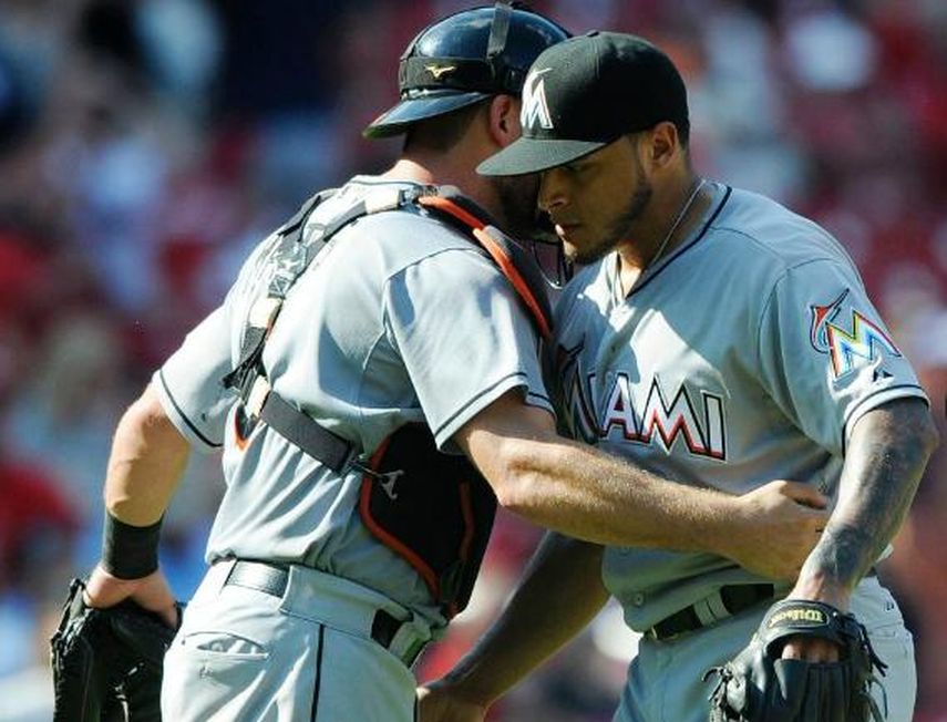 Ramos y Mathis celebran la victoria de los Marlins. (CARDINALS.com)