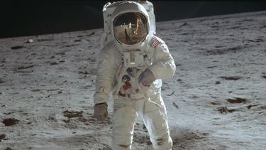 Fotografía del 20 de julio de 1969, publicada por la NASA, del astronauta Buzz Aldrin caminando sobre la superficie de la Luna durante la fase de exploración de la misión Apolo 11.&nbsp;