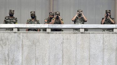 Imagen de archivo de soldados norocoreanos observan hacia Corea del Sur desde la frontera entre ambos países, el 16 de septiembre de 2020.&nbsp;