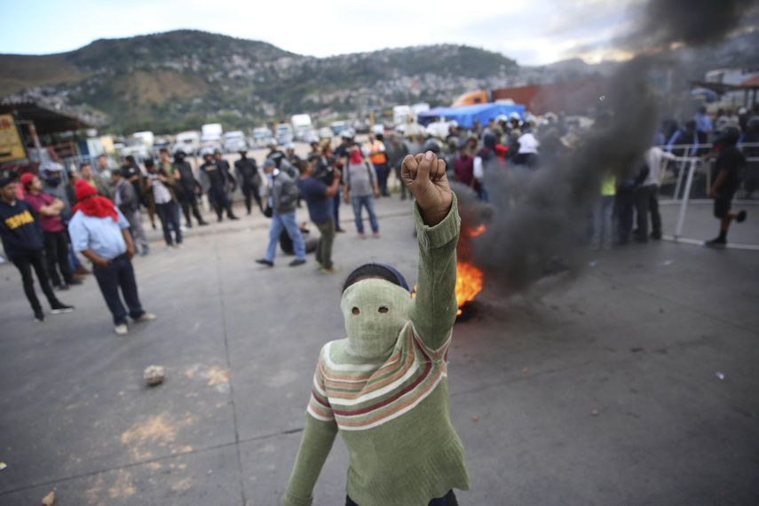 Manifestantes montan barricadas con escombros y llantas en llamas en las afueras de la capital, Tegucigalpa, en favor del candidato presidencial de izquierda Salvador Nasralla.