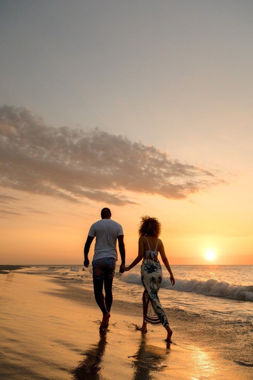 Una pareja camina en la arena de Playa Dormida, en Santa Marta.&nbsp;