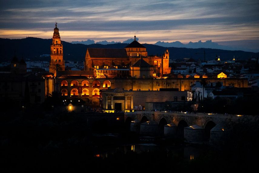 La Mezquita-Catedral de Córdoba aparece junto al puente romano el 11 de junio de 2023. El 8 de agosto de 2025 se declaró un incendio en la famosa Mezquita-Catedral de Córdoba, en el sur de España, declarada Patrimonio de la Humanidad por la UNESCO y visitada por más de dos millones de personas en 2024, según informaron los bomberos a AFP.&nbsp;
