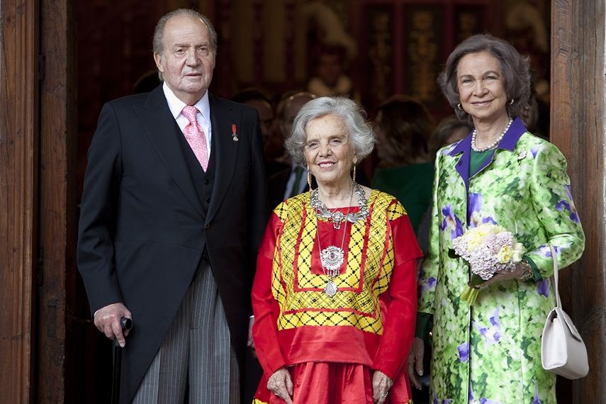 El rey Juan Carlos de España, la escritora Elena Poniatowska y la reina Sofía posan durante la entrega del premio Cervantes. (AP)