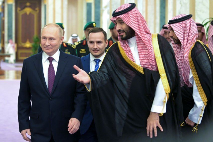 El príncipe heredero saudí Mohammed bin Salman (derecha) recibe al presidente ruso Vladímir Putin para sostener reuniones en el Palacio Al Yamamah, en Riad, Arabia Saudí, el miércoles 6 de diciembre de 2023.