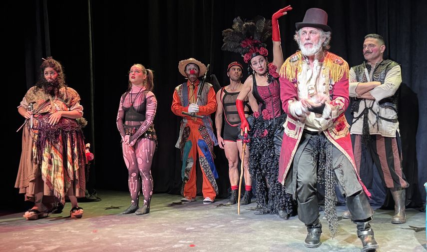 Elenco de actores de la obra “El gran Circo Maravillas cierra por fin sus puertas”.