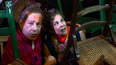 Gerardo Riverón y Marilyn Romero interpretan Las sillas, de Eugène Ionesco.