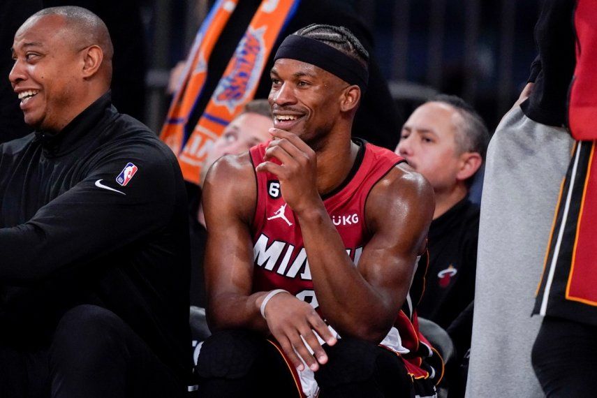 El alero del Miami Heat, Jimmy Butler (22), sonríe en el banquillo en el último minuto de la segunda mitad del Juego 1 de la serie de playoffs de semifinales de la Conferencia Este de la NBA contra los New York Knicks, el domingo 30 de abril de 2023, en Nueva York.&nbsp;