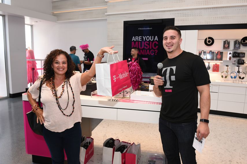 Mónica Uribe con un asociado de T-Mobile.