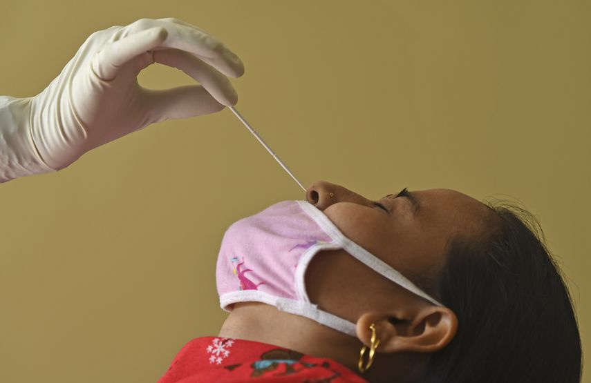 Una mujer durante una prueba de coronavirus.