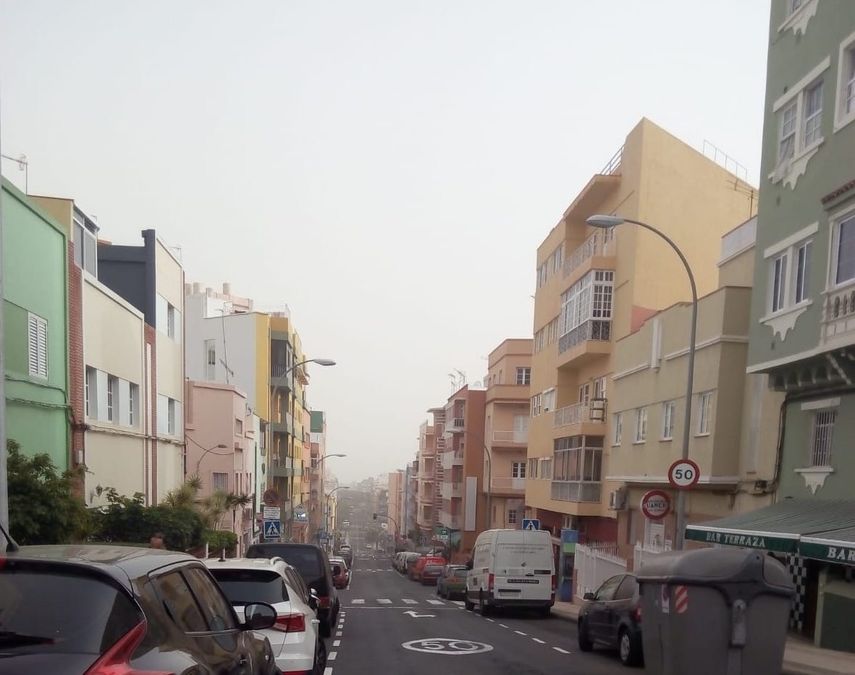 Desde la ma&ntilde;ana de este s&aacute;bado el fen&oacute;meno conocido como calima afect&oacute; en Tenerife. La imagen muestra la calle Venezuela. En horas de la noche la situaci&oacute;n se ha tornado m&aacute;s intensa.&nbsp;